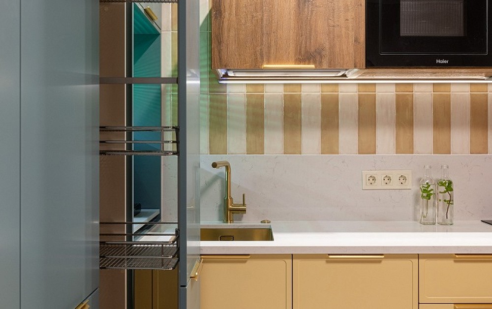 Колор-блок кухня для ТВ-проекта «Квартирный Вопрос»