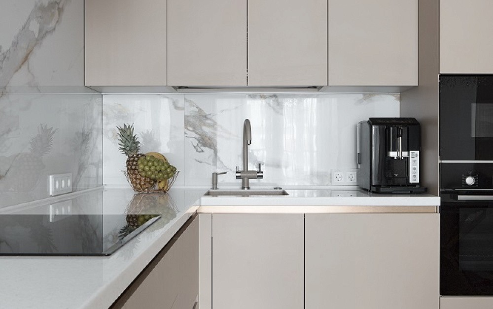 Нежная кухня с продуманным хранением