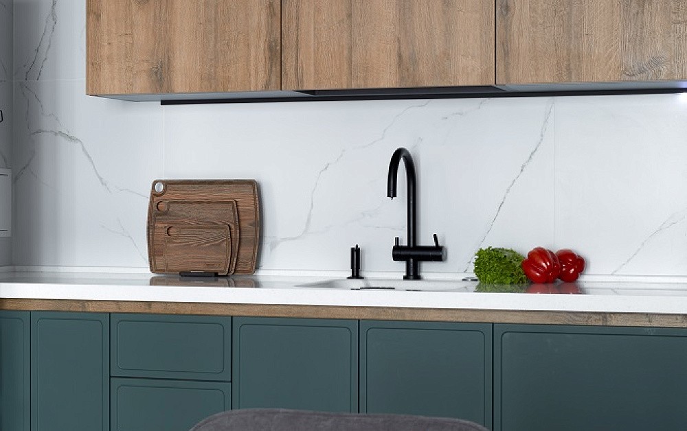 Умная кухня с интегрированным винным стеллажом