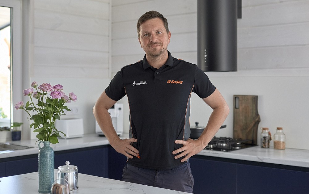 Бело-синяя кухня для гонщика Никиты Шикова