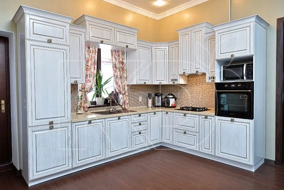 Гарнитур для кухни из массива в магазине