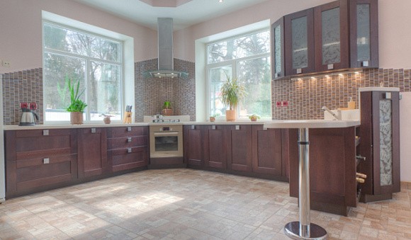 Коричневая кухня в Мурманске