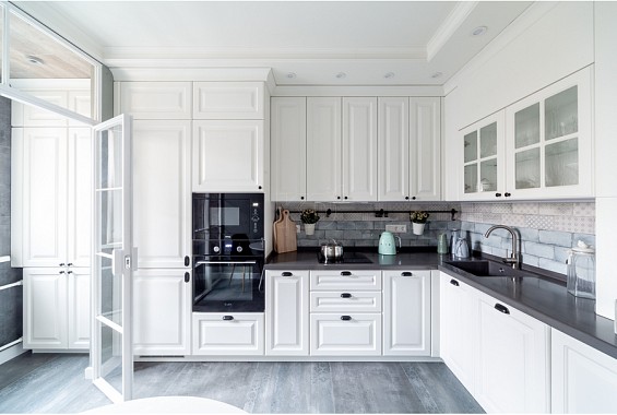 уютная белая кухня