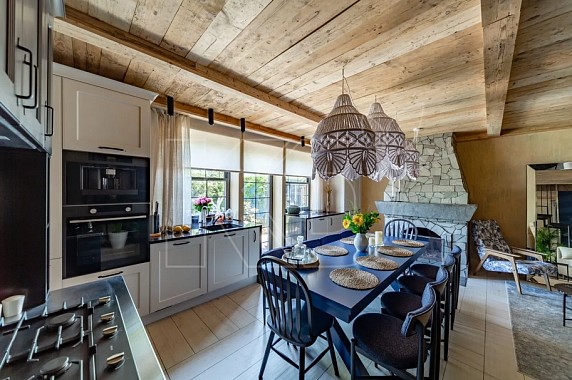 Гарнитур для кухни из массива в магазине