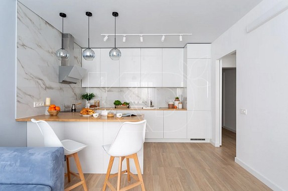 Фото кухни в квартире. Мифы вокруг глянцевых фасадов с фотопечатью. Красота зависит от ухода. 