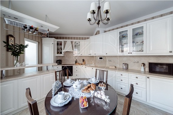 уютная белая кухня