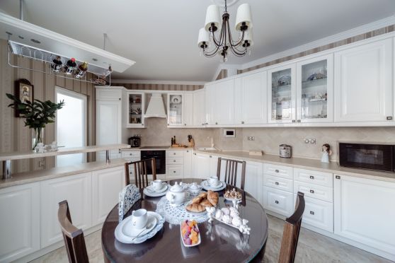 Современная кухня с барной стойкой